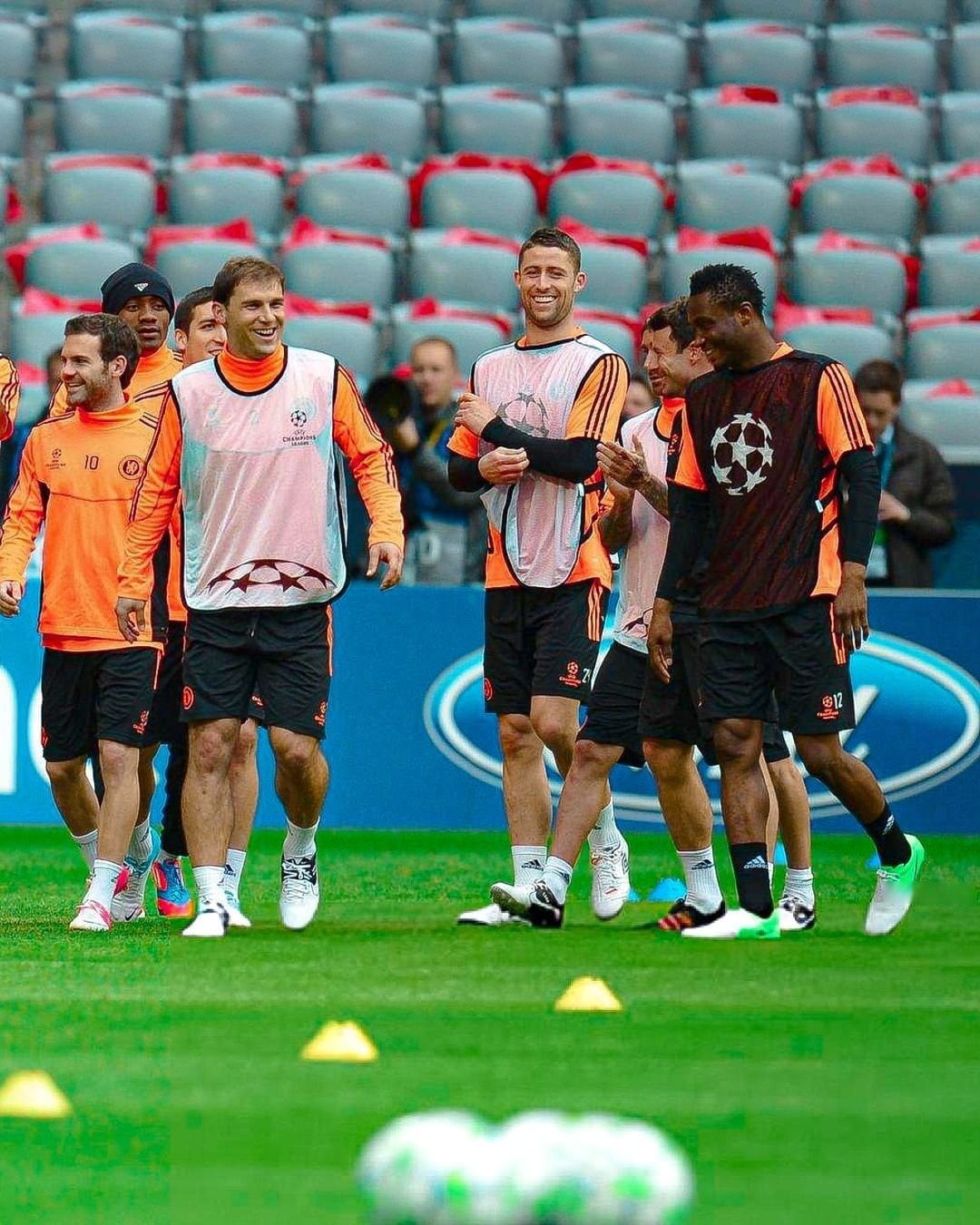 包含清晨欧冠焦点战，拜仁慕尼黑完成体检，气氛紧张，控场能力受关注的词条